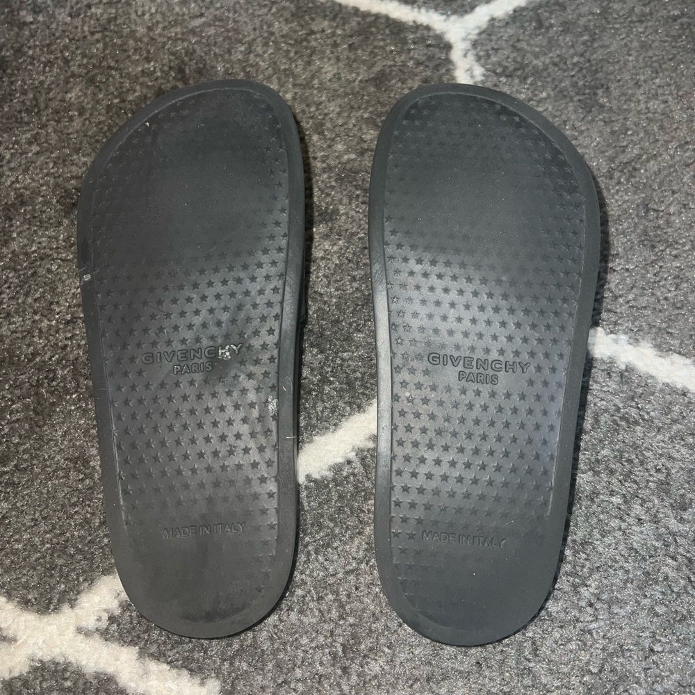 Givenchy Black and White Logo Slides - Picture 6 of 11